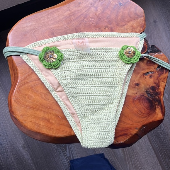 Bikini - Picture 2 of 4